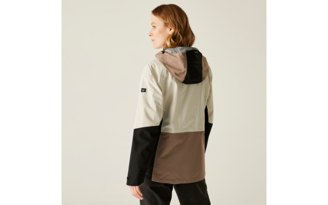 Frau zeigt Rückansicht, trägt eine dreifarbige Jacke in Beige, Schwarz und Braun