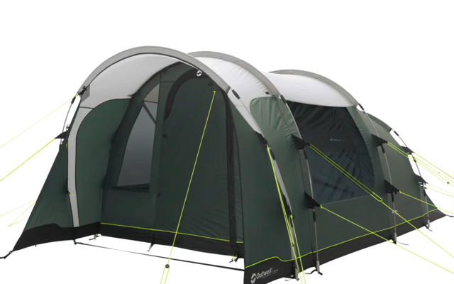 Grünes Campingzelt mit aufgespanntem Eingang bei sonnigem Wetter