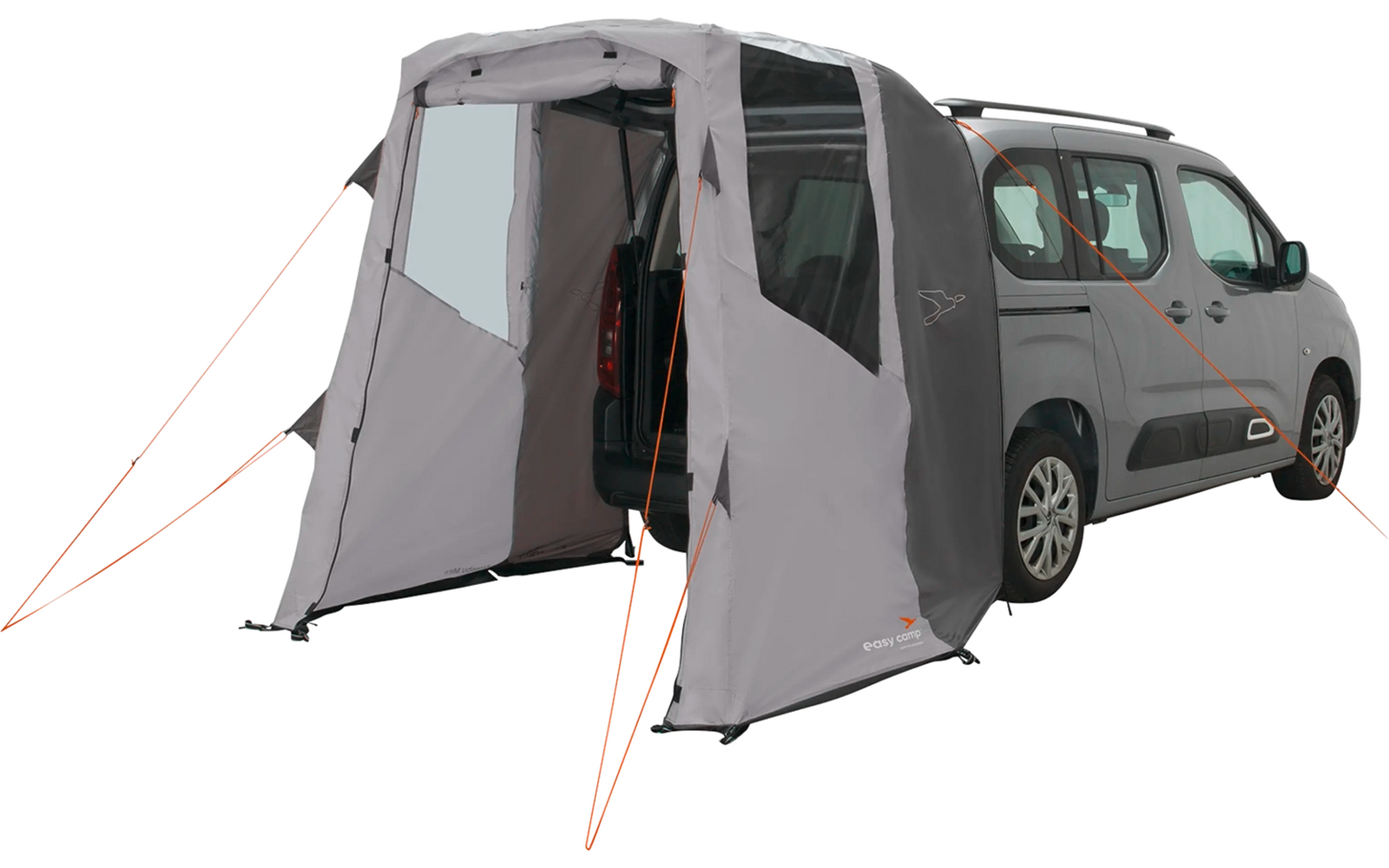 Campingzelt an einem grauen Auto befestigt, Zelt hat Fenster und eine Tür