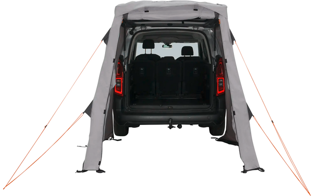 Geöffneter Transporter mit ausgeklapptem Zeltvorbau und Zeltstangen