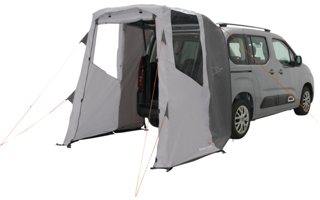 Graues Fahrzeug mit seitlich befestigtem grauem Vorzelt und orangefarbenen Abspannleinen