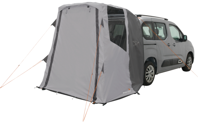 Graues aufblasbares Zelt an der rechten Seite und am Heck eines hellgrauen Vans, mit transparentem Seitenfenster und orangefarbenen Abspannleinen