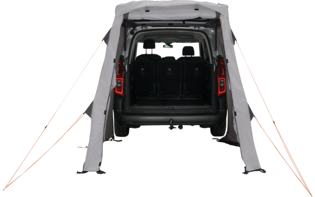 Heckansicht eines Fahrzeugs mit geöffneter Heckklappe, graue Stoffplane am Kofferraum, gespannte orangefarbene Abspannleinen, sichtbare Rücksitze und Anhängerkupplung