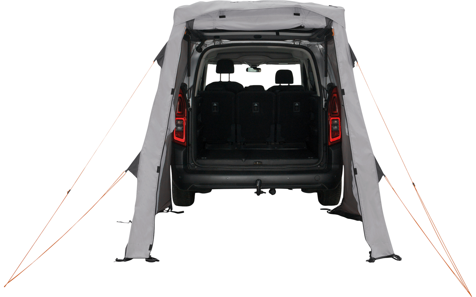 Heckansicht eines Fahrzeugs mit geöffneter Heckklappe, graue Stoffplane am Kofferraum, gespannte orangefarbene Abspannleinen, sichtbare Rücksitze und Anhängerkupplung