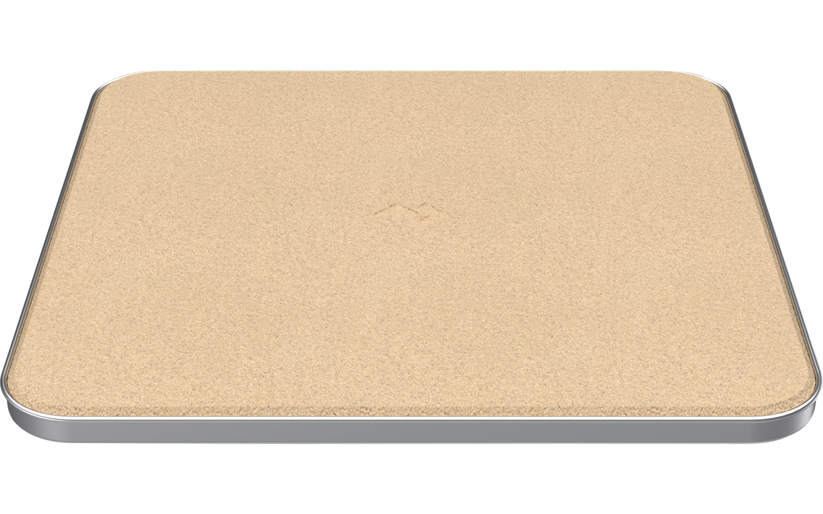 Quadratisches, abgerundetes Korkbrett mit hellbrauner Oberfläche, mittig kleines eingestanztes Logo, schmaler silberner Metallrahmen, leichter Schatten darunter