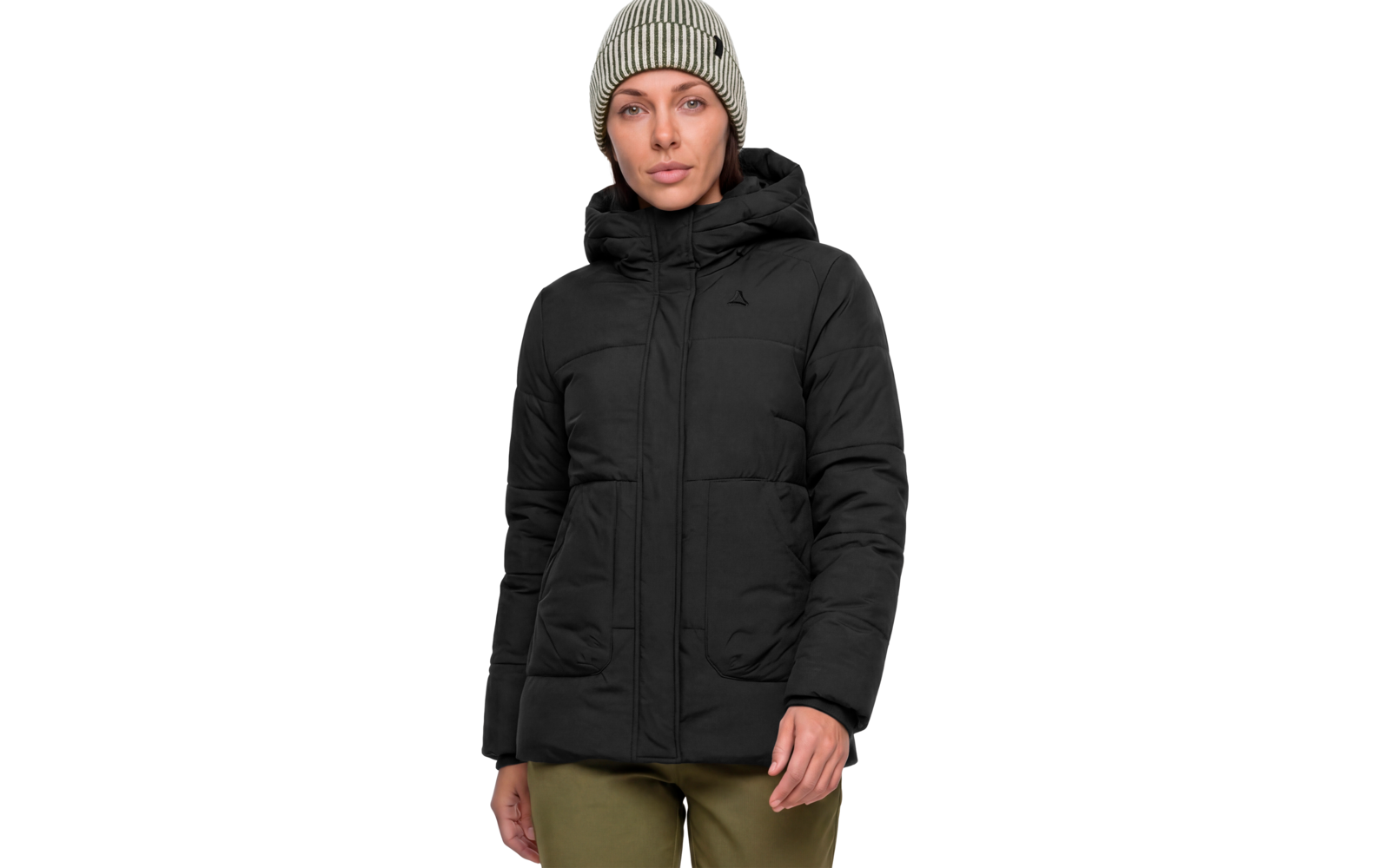 Persona con giacca imbottita nera con cappuccio e berretto di lana grigio, mani davanti al corpo, pantaloni verde oliva visibili, sfondo bianco