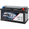 Schwarze Batterie mit rotem und blauem Pol; Frontetikett zeigt ein Wohnmobil und die Aufschrift '180 AH'