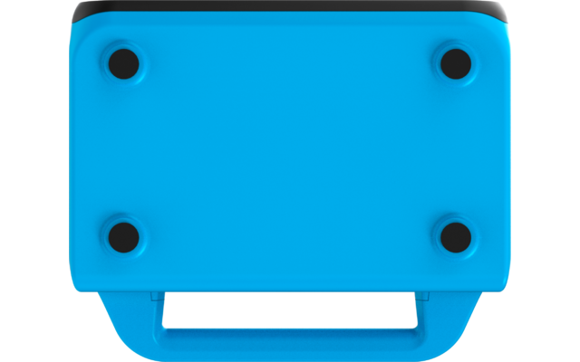 Blaues rechteckiges Objekt mit abgerundeten Ecken, vier schwarzen runden Füßen in den Ecken, schwarzem Rand oben und blauem Tragegriff unten auf weißem Hintergrund