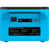 Rückseite eines blauen Geräts mit links einem Netzanschluss, mittig einem schwarzen Feld mit Spannungsangabe, rechts einem gelblichen Ausgang und darunter einem schwarzen Aufkleber mit weißem Text '300W Portable Power Station' und technischen Angaben