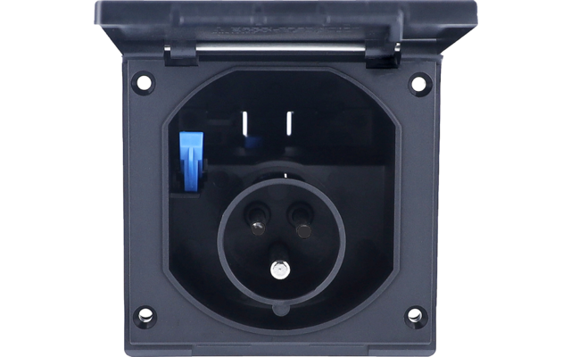 Offene schwarze Außensteckdose mit aufgeklapptem Deckel, rundem Einsatz mit zwei runden Kontaktöffnungen, mittigem Metallstift und vier Schraubenlöchern