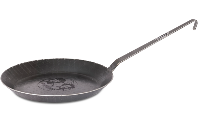 Metallene Bratpfanne mit langem, gebogenem Griff und rundem Muster in der Pfannenmitte