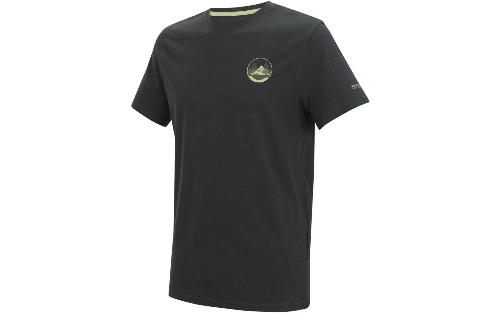 Dunkelgraues T-Shirt mit rundem Ausschnitt und kurzen Ärmeln, kleines rundes gelb-grünes Logo mit Bergmotiv auf der linken Brust, kleiner Aufdruck am linken Ärmel