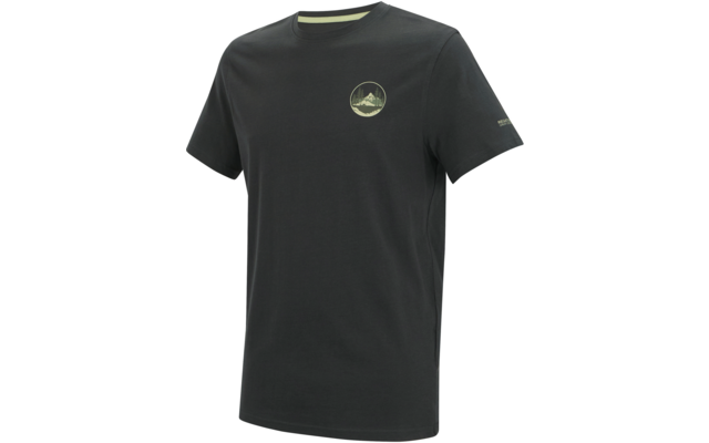 Dunkelgraues T-Shirt mit rundem Ausschnitt und kurzen Ärmeln, kleines rundes gelb-grünes Logo mit Bergmotiv auf der linken Brust, kleiner Aufdruck am linken Ärmel