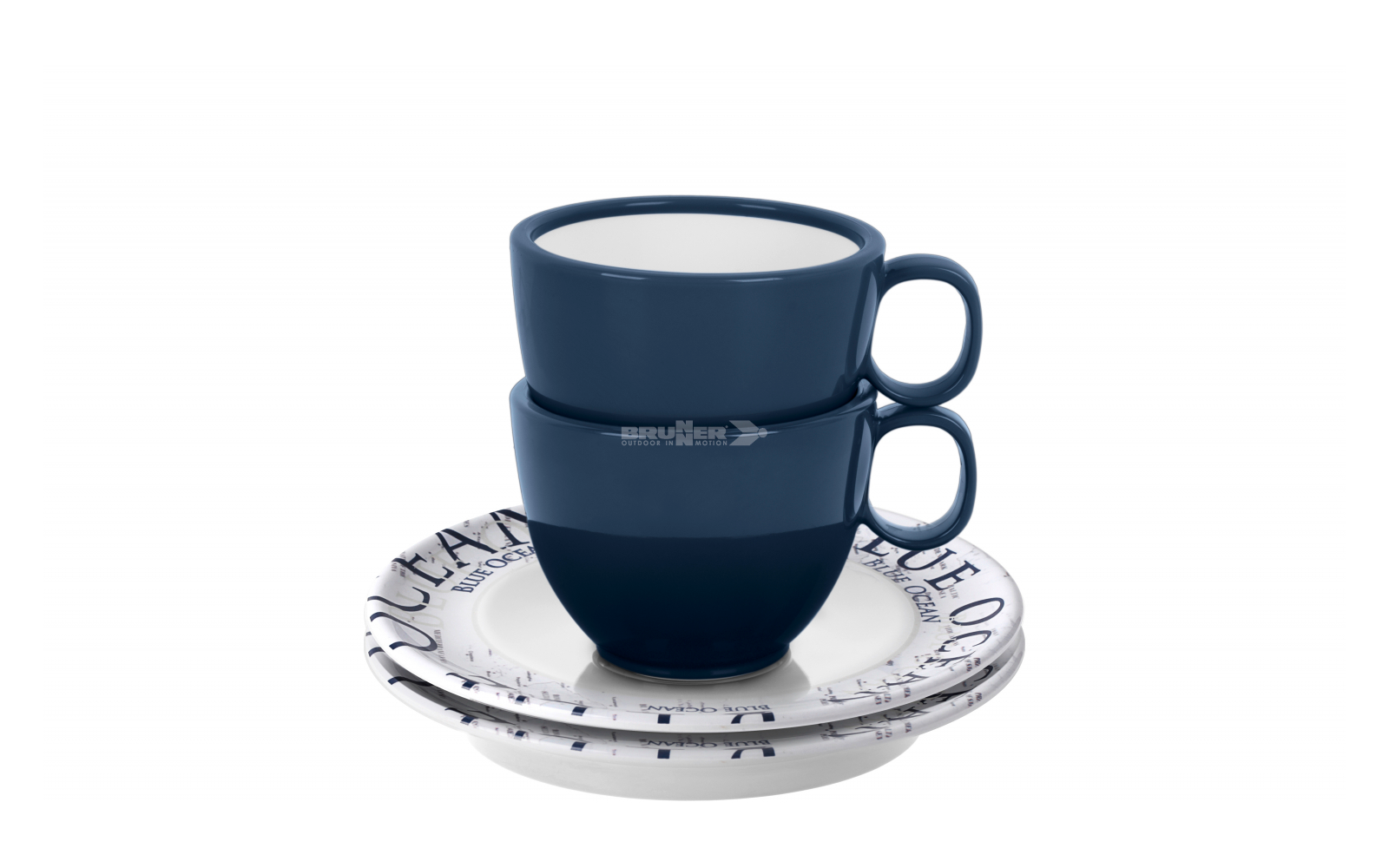 Deux tasses en céramique bleu foncé empilées avec anses à droite sur une soucoupe blanche avec texte bleu, petite cuillère métallique, fond blanc