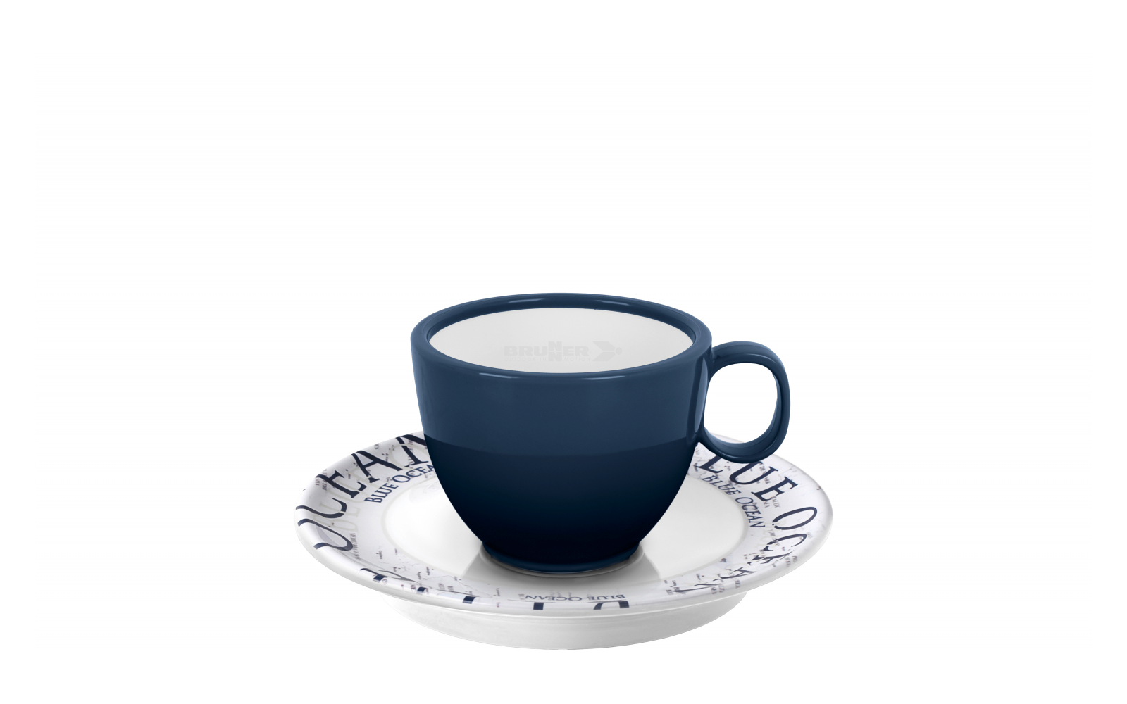 Tasse bleu foncé avec anse, remplie d'un liquide blanc, sur une soucoupe blanche avec lettres bleues, fond blanc