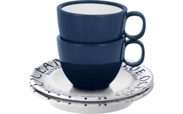 Zwei dunkelblaue Tassen gestapelt auf zwei weißen Untertassen mit blauer bedruckter Schrift