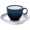 Dunkelblaue, glasierte Tasse mit Henkel auf weißem Unterteller mit blauer Schrift am Rand