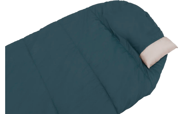 Blauwe slaapzak met licht kussen op een witte achtergrond