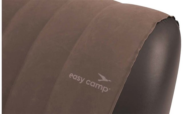 Close-up van een bruine opblaasbare matras met een geribbelde bovenkant en het 'easy camp'-logo