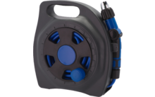 Enrollador de manguera de jardín gris con manguera azul y asa