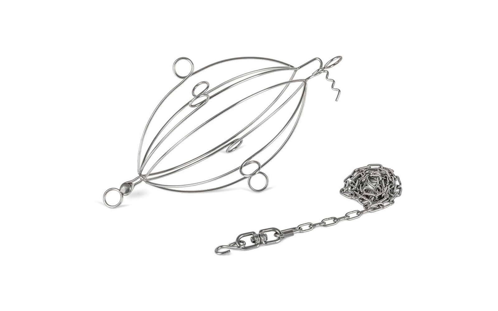 Zilverkleurig ovaal metalen geraamte met meerdere gebogen metalen staven en ronde ogen; rechts ligt een opgerolde metalen ketting