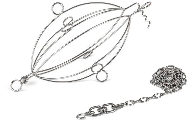 Zilverkleurig ovaal metalen geraamte met meerdere gebogen metalen staven en ronde ogen; rechts ligt een opgerolde metalen ketting