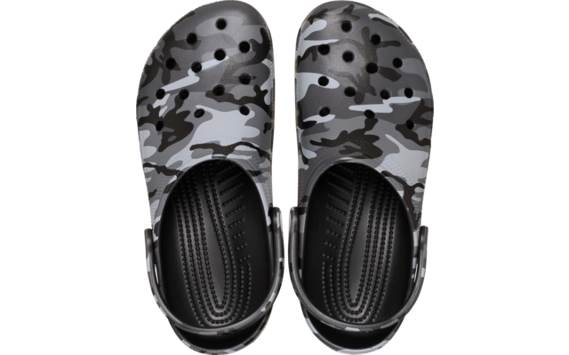 Paar graue, schwarz-weiß Camouflage-Clogs, Draufsicht, mit Fersenriemen und strukturierter Innensohle