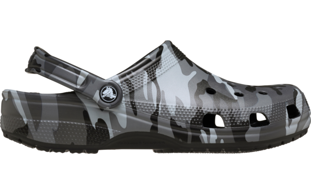 Grauer und schwarzer Clog mit Camouflage‑Muster, Belüftungsöffnungen vorn, verstellbarer Fersenriemen und profilierter Sohle