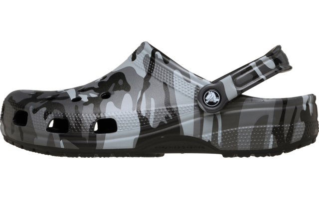 Grauer und schwarzer Clog mit Camouflage-Muster, Belüftungsöffnungen oben und seitlich und verstellbarem Fersenriemen