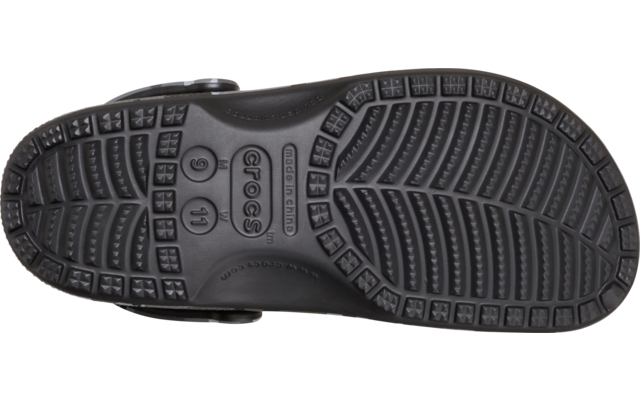 Unterseite eines schwarzen Schuhs mit profilierter Sohle, sichtbarem Crocs-Schriftzug und Fersenriemen