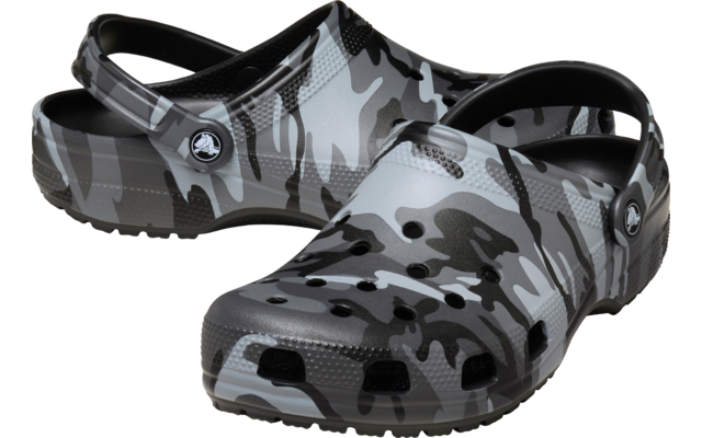 Paar grauer Clogs mit Camouflage‑Muster, Belüftungsöffnungen und hinteren Riemen