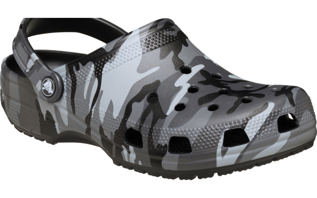 Ein einzelner grauer Clog mit schwarz-weißem Camouflage-Muster, Fersenriemen und Belüftungsöffnungen