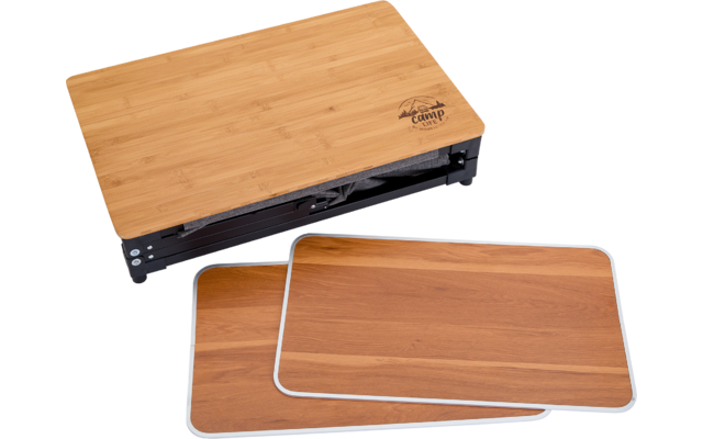 Trois planches à découper en bois, une plus grande et deux plus petites, empilées