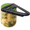 Tarro de vidrio con tapa verde, lleno de ramilletes de coliflor y brócoli; abridor de tarros negro apoyado encima