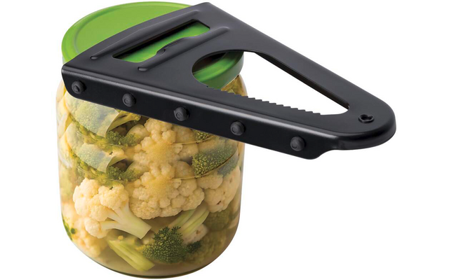 Tarro de vidrio con tapa verde, lleno de ramilletes de coliflor y brócoli; abridor de tarros negro apoyado encima