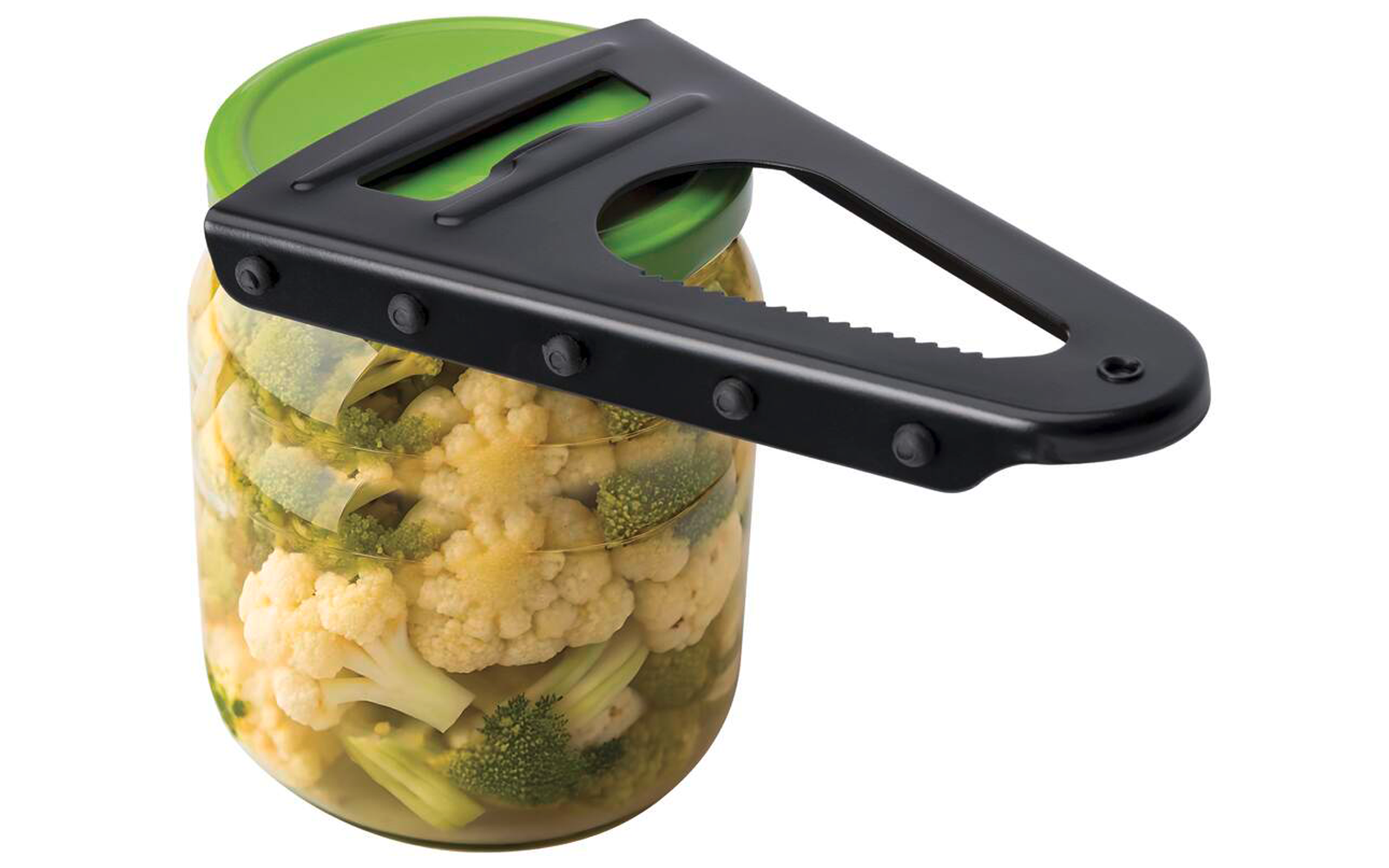 Tarro de vidrio con tapa verde, lleno de ramilletes de coliflor y brócoli; abridor de tarros negro apoyado encima