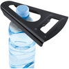 Pieza triangular de plástico negro apoyada en el cuello de una botella de agua de plástico transparente con tapón de rosca azul