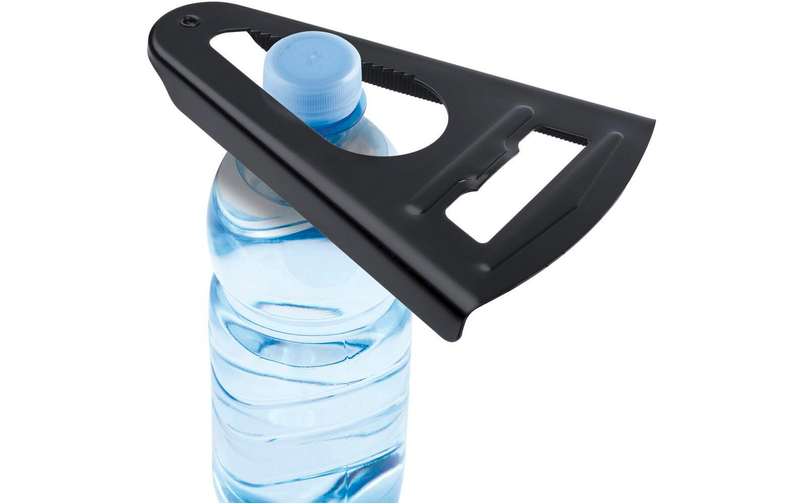 Pieza triangular de plástico negro apoyada en el cuello de una botella de agua de plástico transparente con tapón de rosca azul