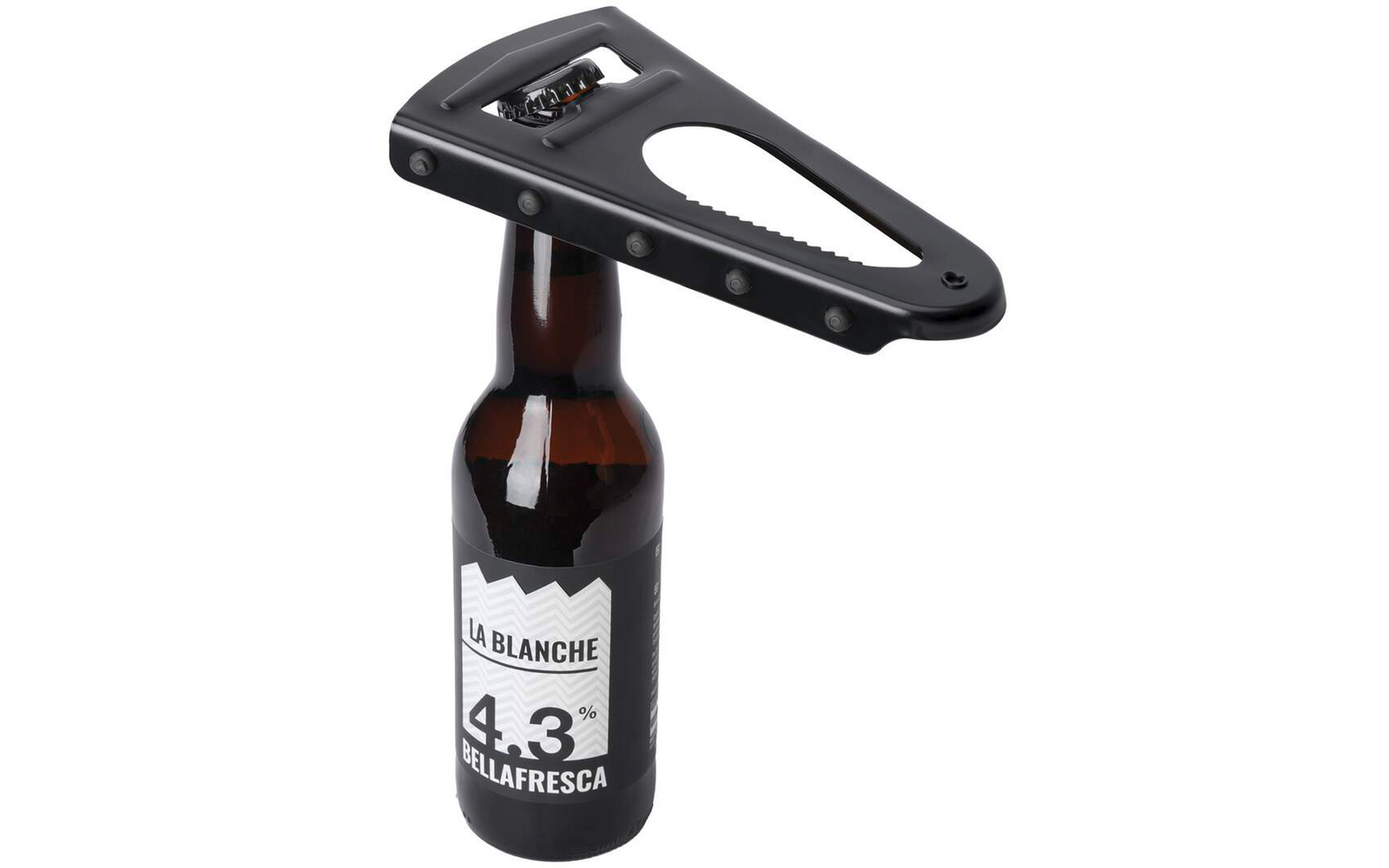 Abrebotellas negro en forma triangular sobre una botella marrón con etiqueta blanca que dice "LA BLANCHE 4.3% BELLAFRESCA"