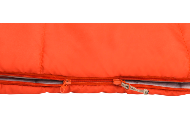 Close-up van een oranje slaapzak met rits