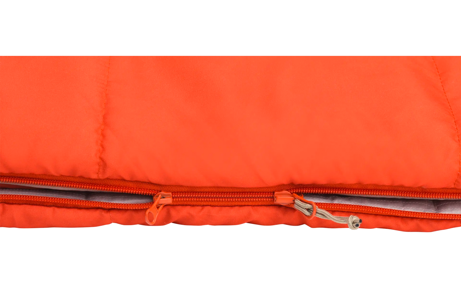 Close-up van een oranje slaapzak met rits