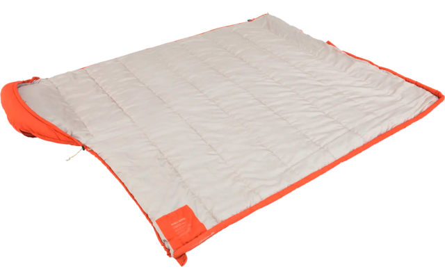 Beige deken met oranje randen op witte achtergrond