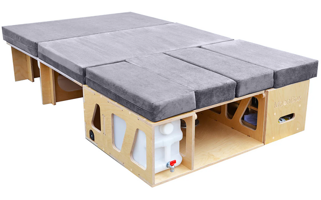 Holzpodest mit blauen Polstern auf der Oberseite