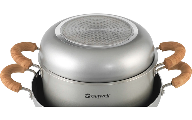 Zilveren kookpot met houten handvatten en deksel