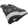 Schwarzer Sportschuh mit weißer Sohle, seitliche Ansicht