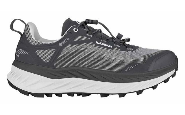 Schwarzer und grauer Sportschuh mit weißer Sohle und Schnürverschluss