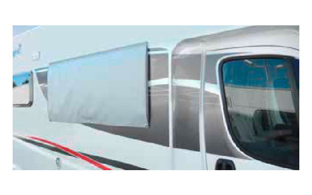 Weißes Wohnmobil mit seitlich ausgeklapptem rechteckigem Stoffpanel über einem Fenster; Tür und rote Zierstreifen sichtbar