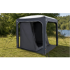 Tenda rettangolare grigio scuro con ingresso aperto, tiranti e pali su prato, lago e alberi sullo sfondo