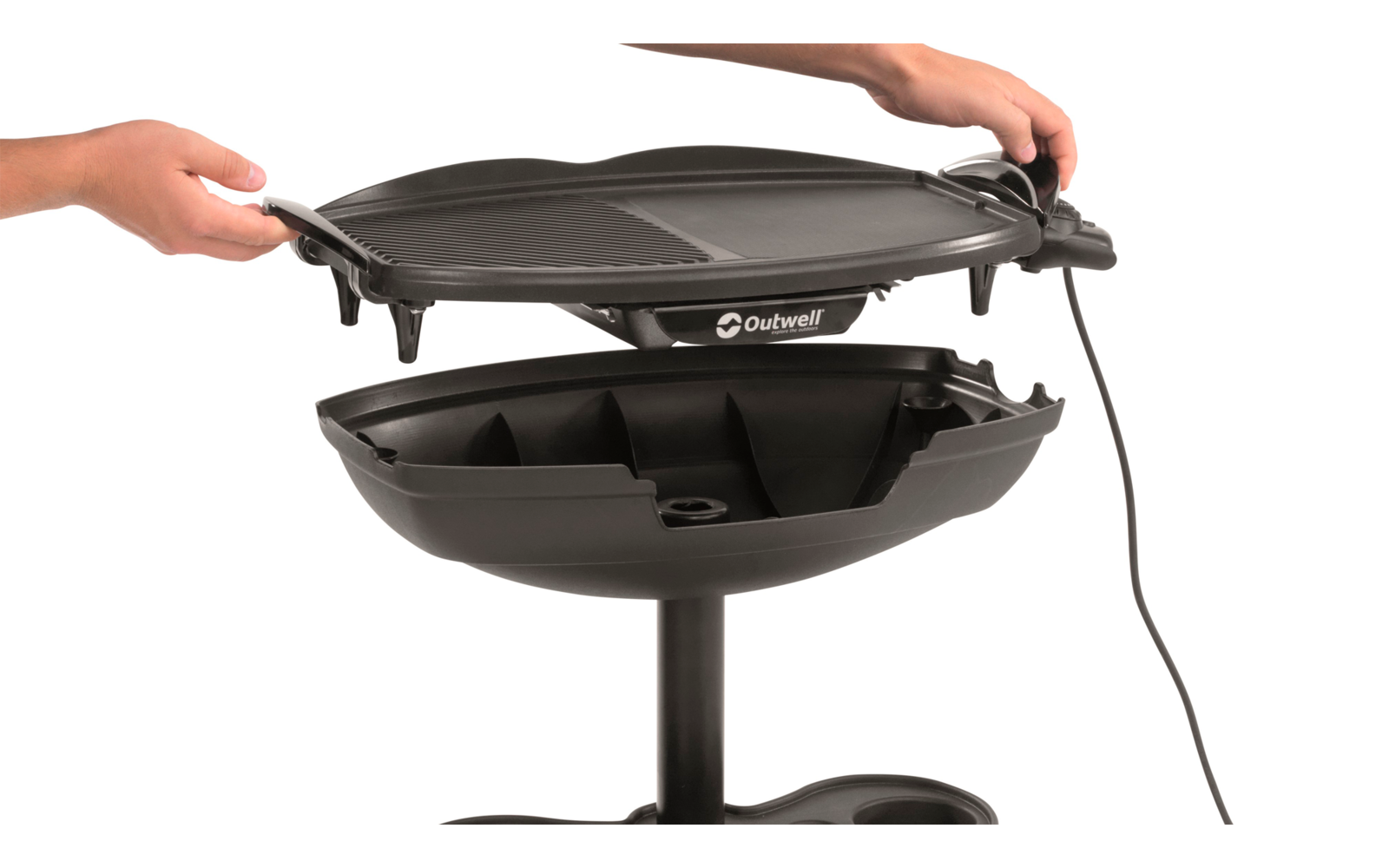 Person öffnet den Deckel eines elektrischen Grills mit Ablage und Kabel