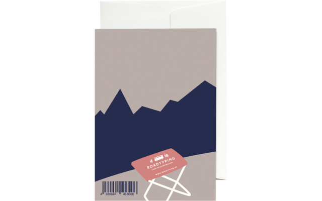 Karte mit Umschlag; Vorderseite zeigt dunkelblaue, stilisierte Bergsilhouette auf beigem Hintergrund, vorne weißer zusammengeklappter Stuhl mit rosa Anhänger mit der Aufschrift "ROADTRIPPING" und Barcode unten links